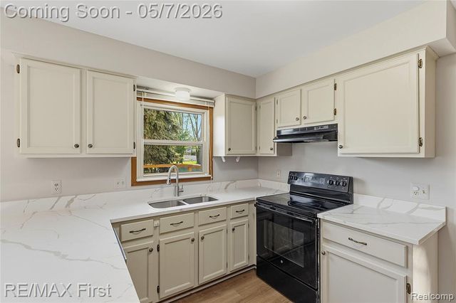 1800 Hillman Drive, Troy, MI 48083