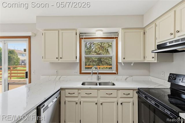 1800 Hillman Drive, Troy, MI 48083