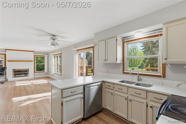1800 Hillman Drive, Troy, MI 48083