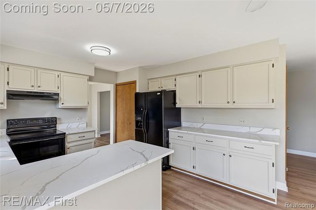 1800 Hillman Drive, Troy, MI 48083