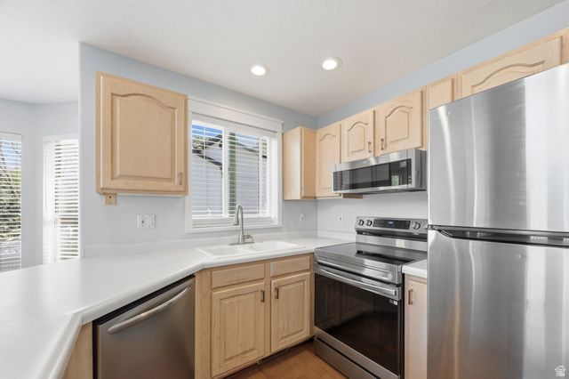7910 S PEAR TREE CIR, Sandy, UT 84094