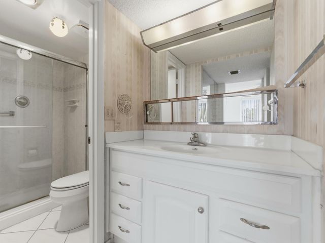 2580 Boundbrook Boulevard 202, Palm Springs, FL 33406