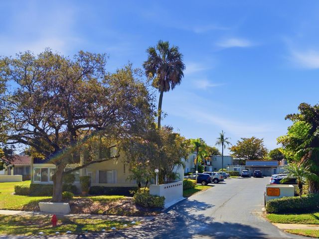 2580 Boundbrook Boulevard 202, Palm Springs, FL 33406