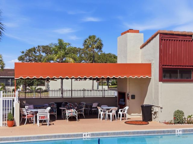 2580 Boundbrook Boulevard 202, Palm Springs, FL 33406