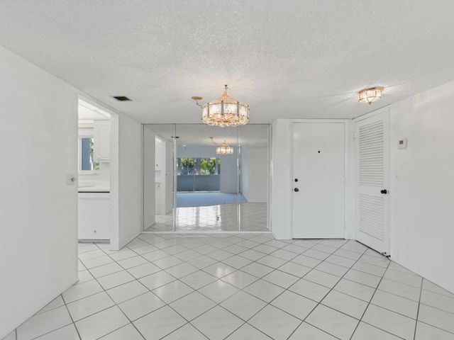 2580 Boundbrook Boulevard 202, Palm Springs, FL 33406