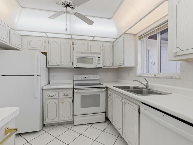 2580 Boundbrook Boulevard 202, Palm Springs, FL 33406