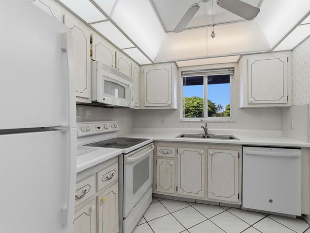 2580 Boundbrook Boulevard 202, Palm Springs, FL 33406