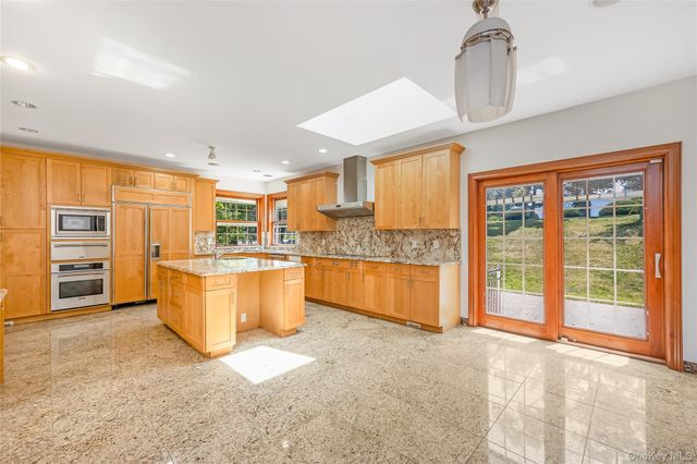 52 Snapdragon Lane, Roslyn Heights, NY 11577