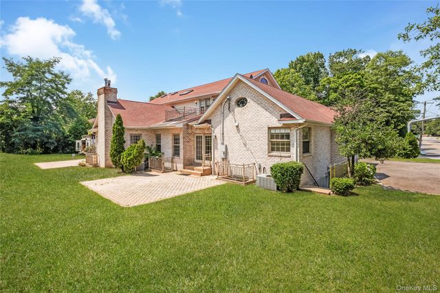 52 Snapdragon Lane, Roslyn Heights, NY 11577