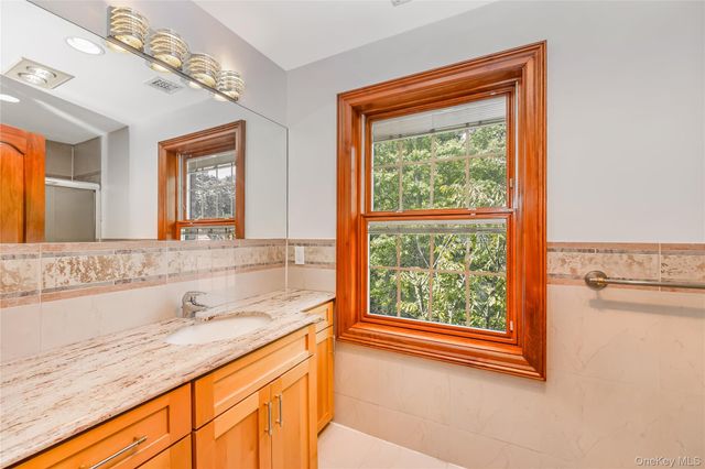 52 Snapdragon Lane, Roslyn Heights, NY 11577