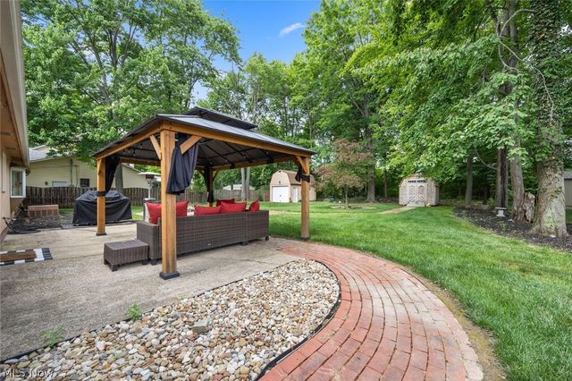 1135 Royal Drive, Amherst, OH 44001