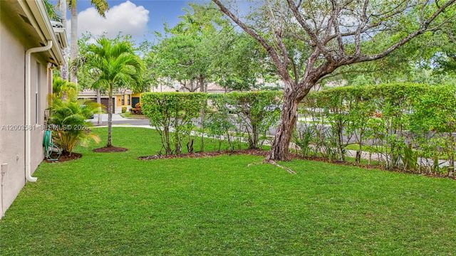 1668 Winterberry Ln, Weston, FL 33327