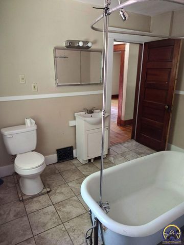 135 SW Taylor ST, Topeka, KS 66603