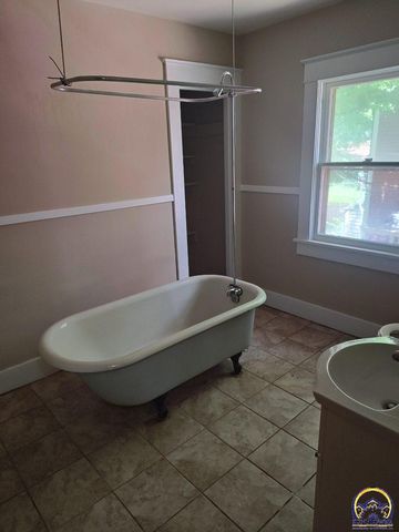 135 SW Taylor ST, Topeka, KS 66603