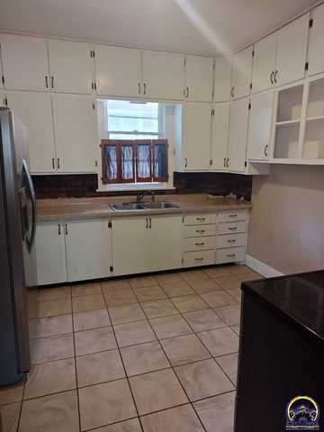 135 SW Taylor ST, Topeka, KS 66603