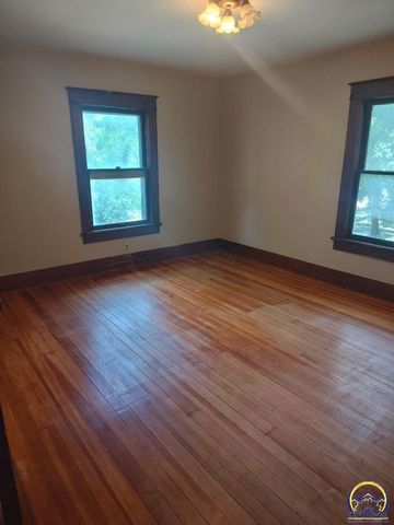 135 SW Taylor ST, Topeka, KS 66603