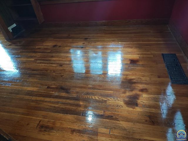 135 SW Taylor ST, Topeka, KS 66603