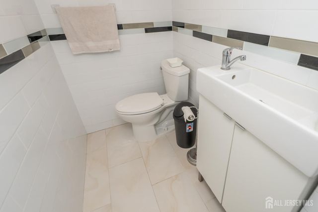 62 Hillcrest Avenue, Edison, NJ 08817