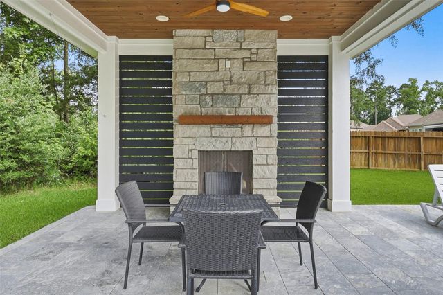 120 Tree Top Place, Magnolia, TX 77354