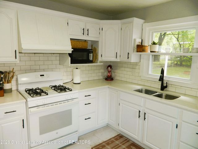 6922 Calson Drive, Lansing, MI 48911