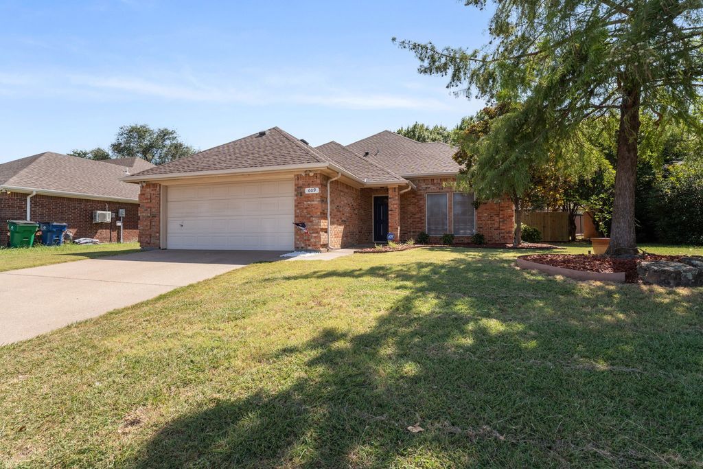609 Columbia Avenue, Waxahachie, TX 75165