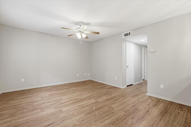 218 N Texas Boulevard 109, Denton, TX 76201