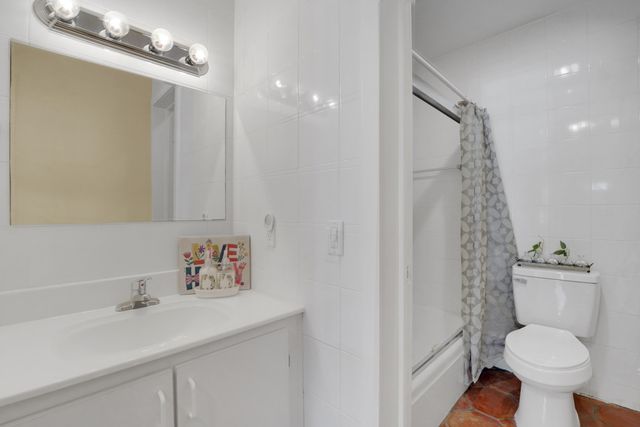 6473 BAY CLUB Drive 1, Fort Lauderdale, FL 33308