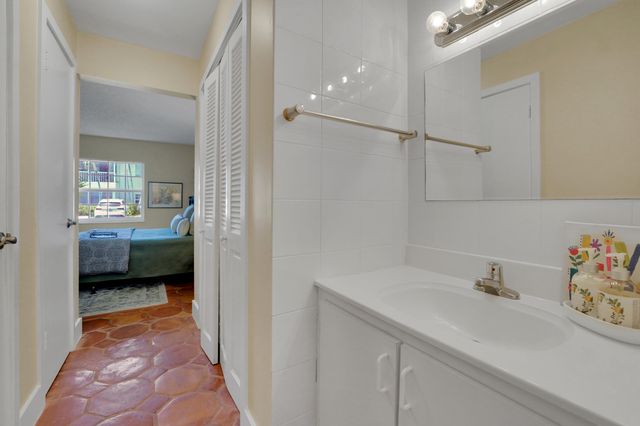 6473 BAY CLUB Drive 1, Fort Lauderdale, FL 33308