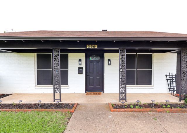 225 Hallbrook, Fort Worth, TX 76134