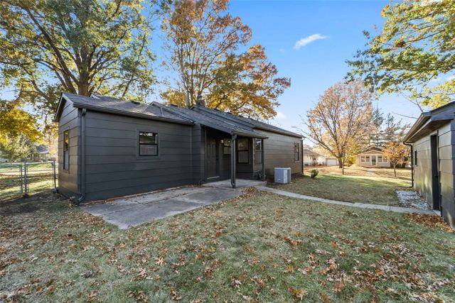 5327 Urbandale Avenue, Des Moines, IA 50310