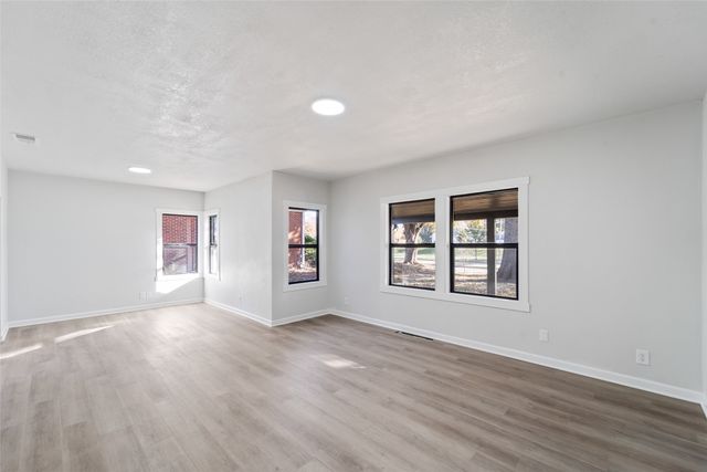 5327 Urbandale Avenue, Des Moines, IA 50310