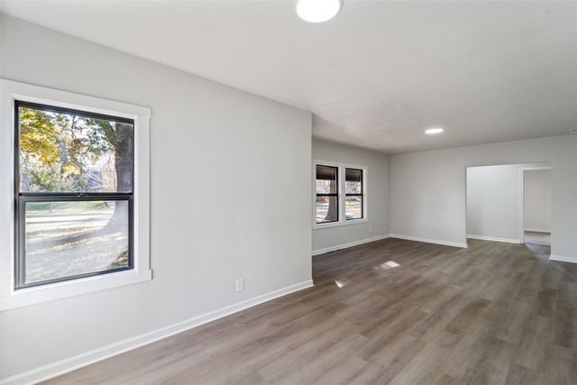 5327 Urbandale Avenue, Des Moines, IA 50310