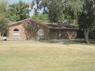 1710 S Cherry Street, Tomball, TX 77375