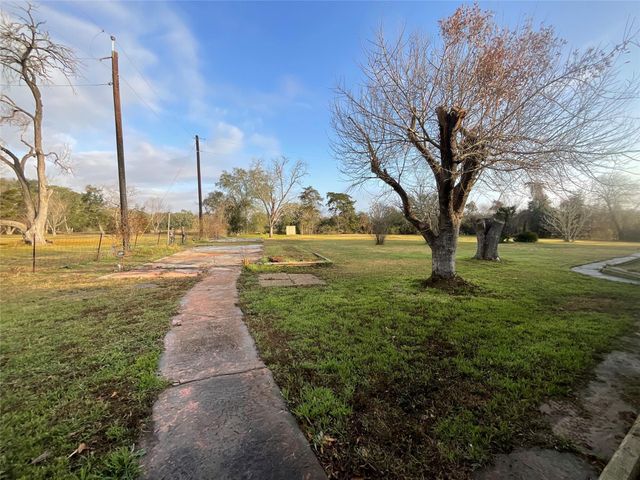 1672 Fm 318, Hallettsville, TX 77964