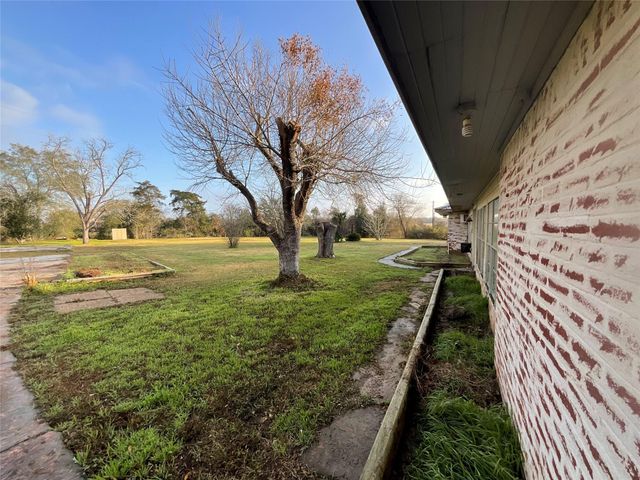 1672 Fm 318, Hallettsville, TX 77964
