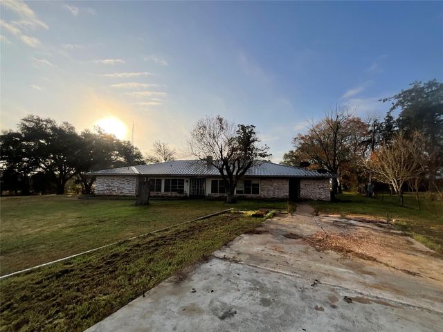 1672 Fm 318, Hallettsville, TX 77964