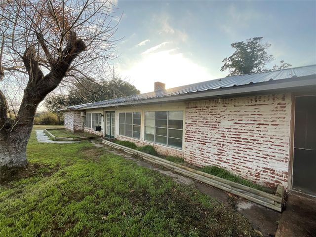 1672 Fm 318, Hallettsville, TX 77964