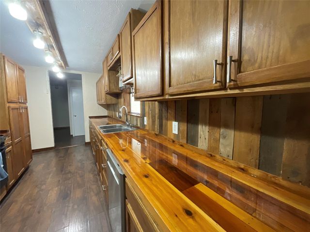 1672 Fm 318, Hallettsville, TX 77964