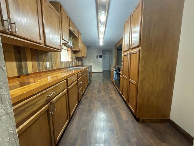 1672 Fm 318, Hallettsville, TX 77964