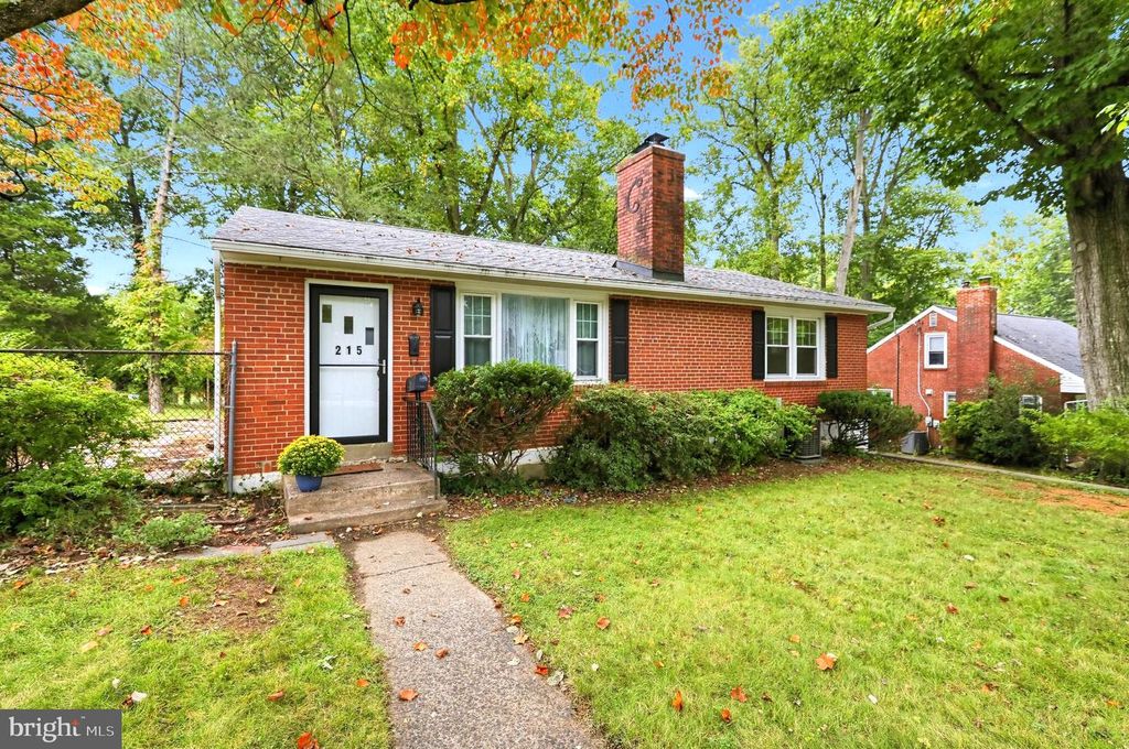 215 PARKVIEW DR, BROOMALL, PA 19008 — exterior