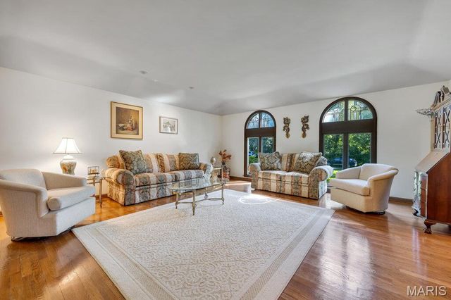 1 Huntleigh Trails Lane, St Louis, MO 63131