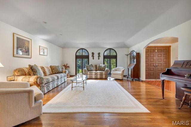 1 Huntleigh Trails Lane, St Louis, MO 63131