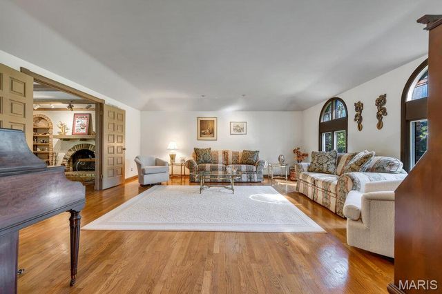 1 Huntleigh Trails Lane, St Louis, MO 63131