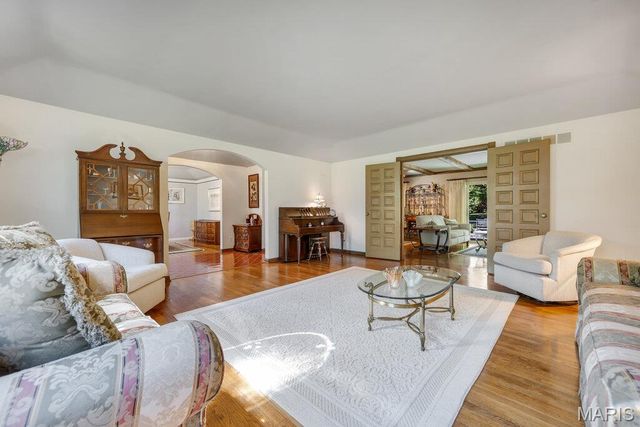 1 Huntleigh Trails Lane, St Louis, MO 63131