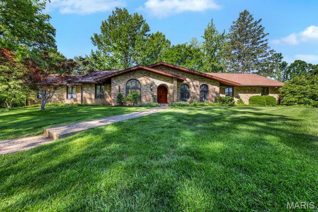 1 Huntleigh Trails Lane, St Louis, MO 63131