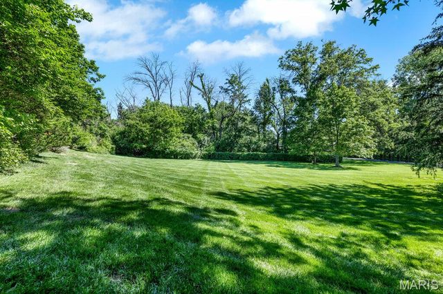 1 Huntleigh Trails Lane, St Louis, MO 63131