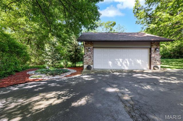 1 Huntleigh Trails Lane, St Louis, MO 63131