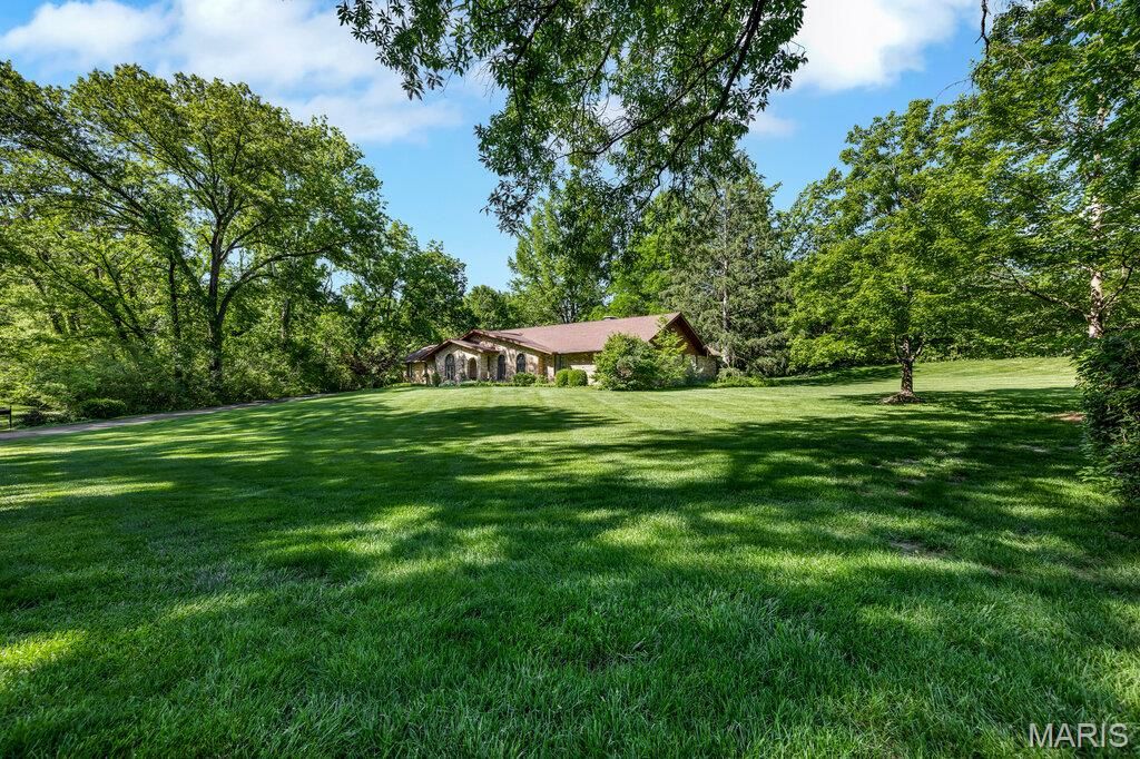 1 Huntleigh Trails Lane, St Louis, MO 63131