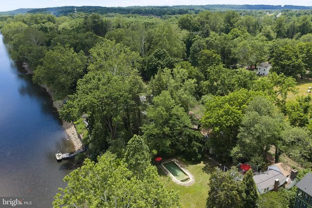 2462 N RIVER RD, New Hope, PA 18938
