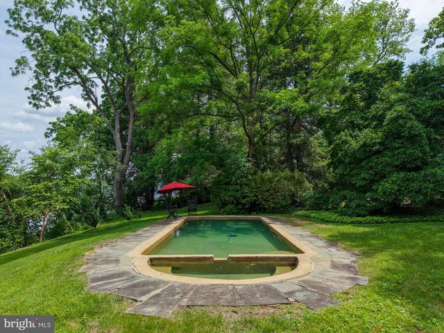 2462 N RIVER RD, New Hope, PA 18938